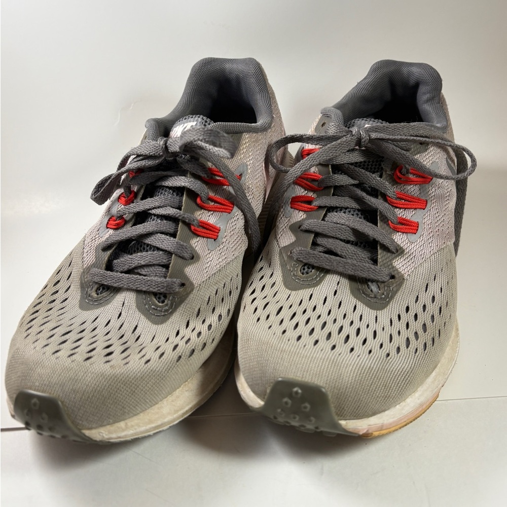 Women’s Nike Zoom Winflo4 Gray Shoes with Red Accent / Size 6